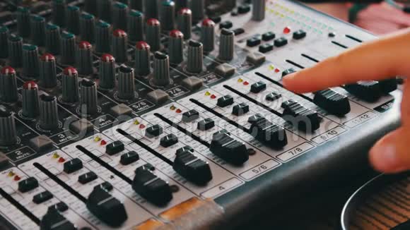 DJ控制台或搅拌器手按遥控器的杠杆和按钮视频的预览图