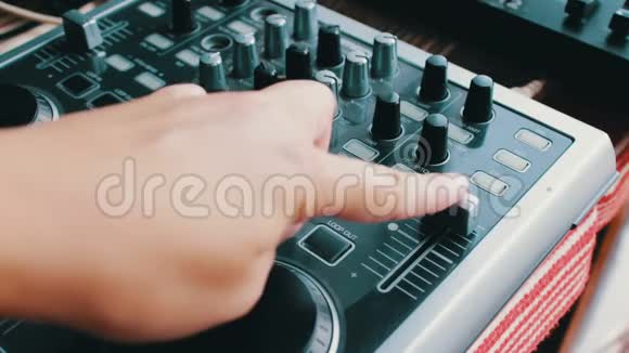 DJ控制台或搅拌器手按遥控器的杠杆和按钮视频的预览图