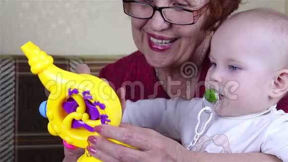 奶奶和女婴在玩视频的预览图