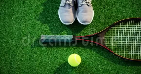 4k网球场的水瓶运动鞋和运动器材视频的预览图