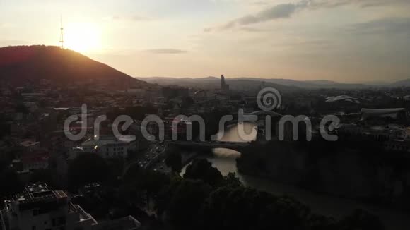 空中视频的老第比利斯中心从上面德兹维利第比利斯城市历史部分的无人机顶视图库拉或视频的预览图