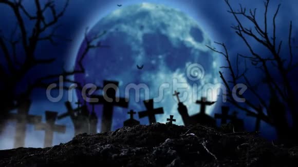 晚上一轮月亮在墓地里闪耀着闪电蝙蝠飞了起来吸烟背景视频的预览图