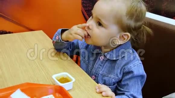 小女孩在咖啡馆里吃炸薯条视频的预览图