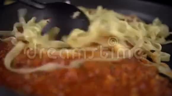 厨师搅拌意大利面和酱汁视频的预览图