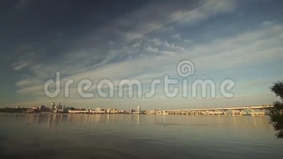 黎明日落河上的日出云视频的预览图