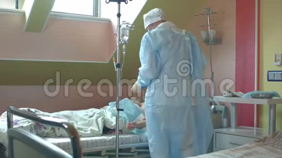 护士准备女性病人手臂放置IV管视频的预览图