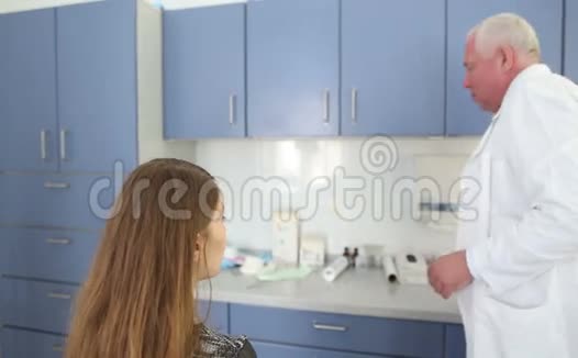 整形外科医生在美容诊所做鼻子整形手术前咨询一位女病人视频的预览图