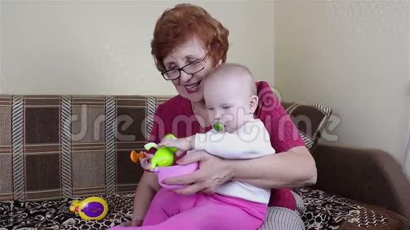 奶奶和女婴在玩视频的预览图