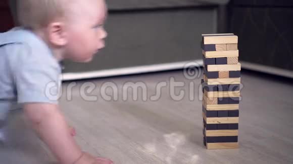 小男孩拿着木制的建筑板在建塔视频的预览图