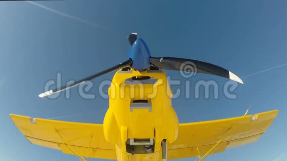 黄色飞机发动机启动停止视频的预览图
