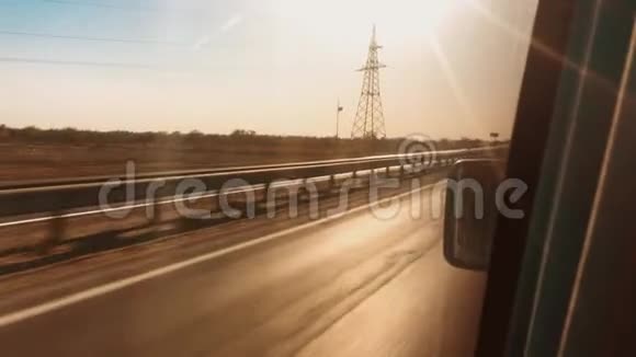 汽车快速骑行66号公路美国自由之旅概念旅行生活方式视频的预览图