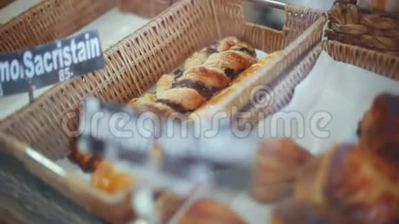 新鲜出炉的面包小面包面包卷在面包店出售1920x1080视频的预览图