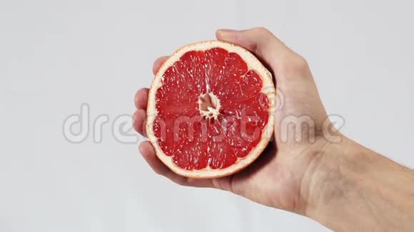 柚子用手捏出果汁特写视频的预览图