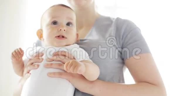 妈妈在家抱着快乐的小宝宝视频的预览图