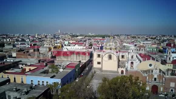 鸟瞰Cholula的城市景观视频的预览图