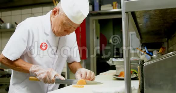 男厨师在厨房切寿司4k视频的预览图