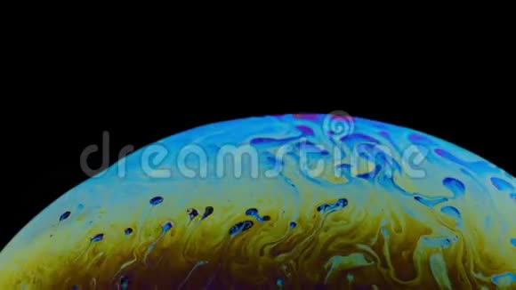 肥皂泡的多色虹膜黑色背景视频的预览图