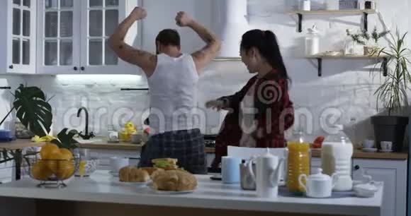 两个在厨房跳舞视频的预览图