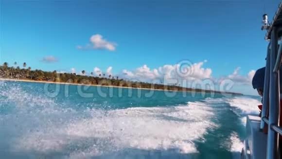 海洋泡沫水流喷溅视频的预览图