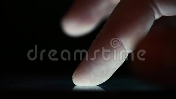 合上手指触摸平板电脑触摸屏视频的预览图
