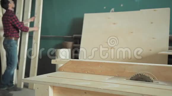 木匠在车间里用木头和锯子工作视频的预览图
