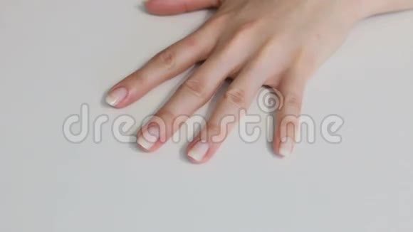 女人在画指甲视频的预览图