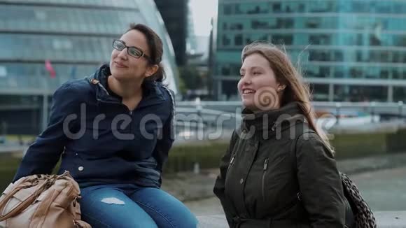 伦敦城市之旅塔桥的两名年轻女子视频的预览图