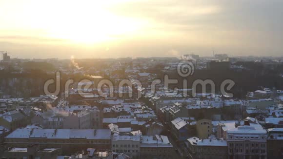 城市屋顶房屋街冬季日落视频的预览图
