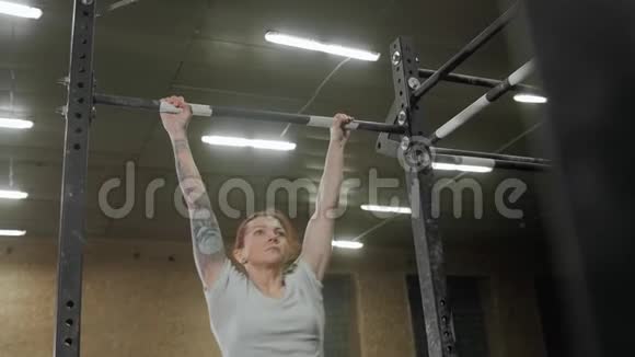 健身运动锻炼生活方式健身妇女在交叉健身健身房的水平杆上做运动视频的预览图