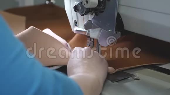 裁缝在缝纫车间缝制棕色皮革缝制人造皮革的过程缝纫机动针视频的预览图