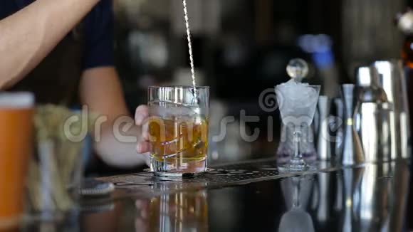 酒保在玻璃杯里搅动岁月和酒精视频的预览图