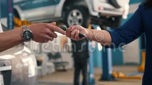 汽车修理工女人给机械师钥匙视频的预览图