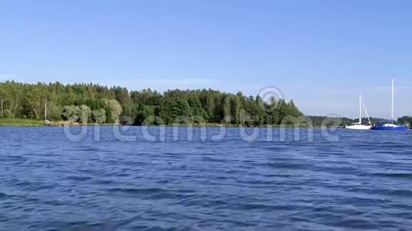 夏日两艘帆船在深蓝色波罗的海航行视频的预览图