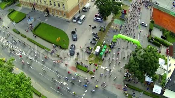 骑在主城路上的一大群骑自行车的人视频的预览图