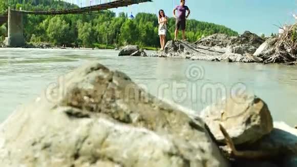 卡屯河的石头和老吊桥视频的预览图