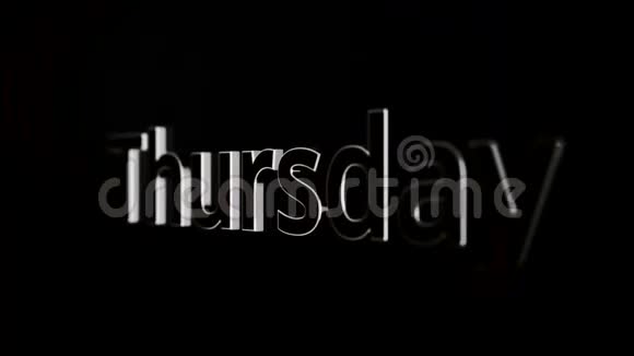 周四从大写字母灰色3D星期四黑灰色背景的消息视频的预览图