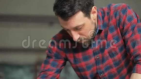 男木匠用磨床打磨木块视频的预览图