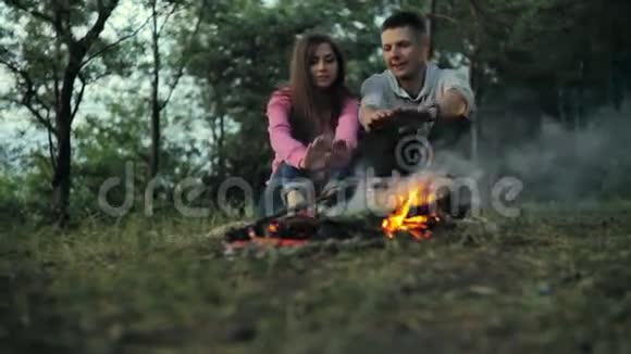 在秋林露营的情侣秋天视频的预览图