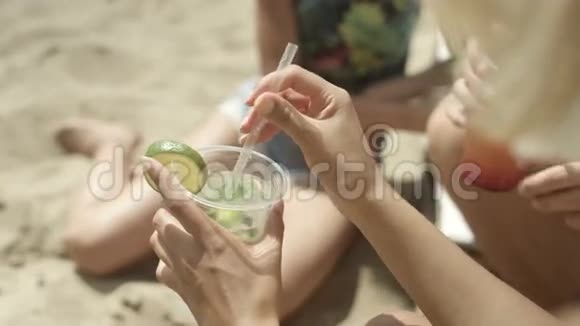 接近一个女人享受热带莫吉托鸡尾酒装饰新鲜水果视频的预览图