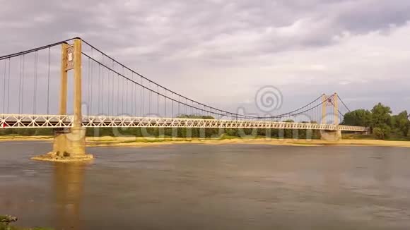 安塞尼斯法国卢瓦尔河上悬索桥的时间流逝视频的预览图