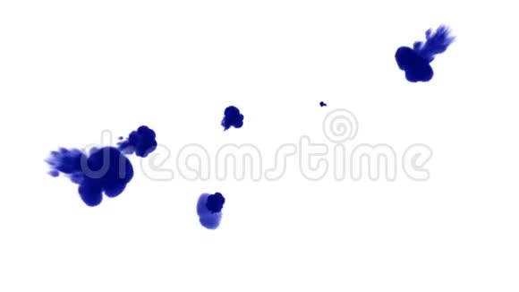 大量的孤立的蓝色墨水注入蓝色染料在水中旋转以缓慢的运动射击使用inky背景或视频的预览图