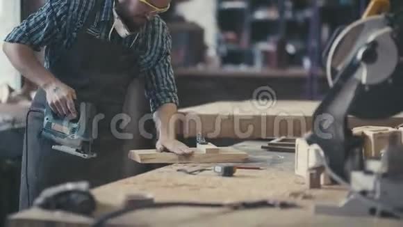 内阁成员的工作场所木匠在车间里和刨工一起工作视频的预览图