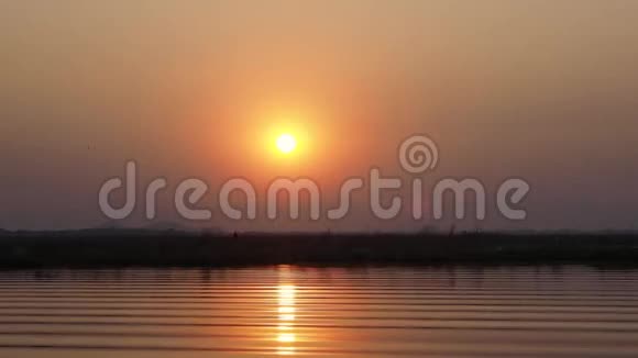湖中金色的夕阳视频的预览图