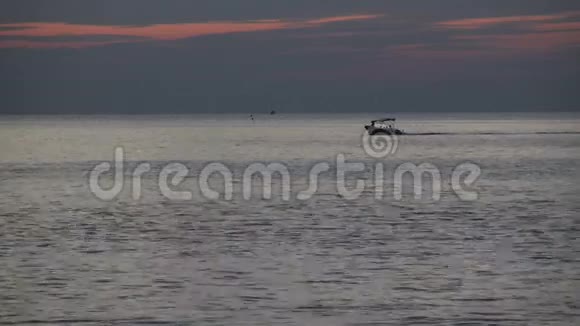 泰国度假亚洲风光背景下的泰国船只傍晚日落后在热带海域航行视频的预览图
