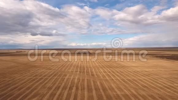 春天乡村和庄稼地的空中景色视频的预览图