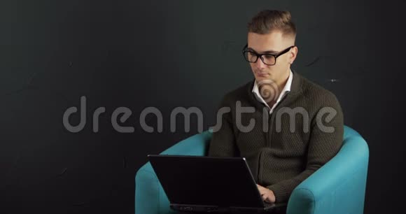 人在笔记本电脑上工作视频的预览图