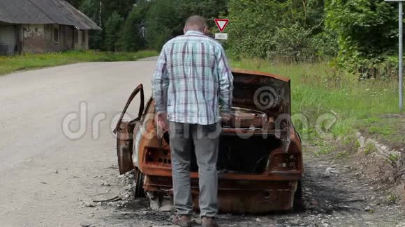有压力的人担心路边汽车残骸被烧毁视频的预览图