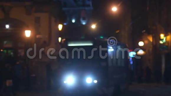 雪车夜车运输灯视频的预览图