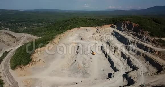 从矿井上方的空中可以看到俄罗斯视频的预览图