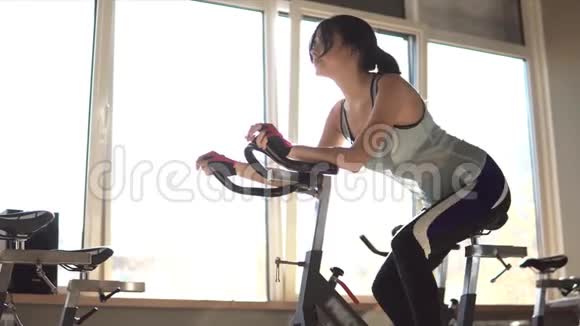 有魅力的女人在锻炼身体的同时增强了耐力视频的预览图